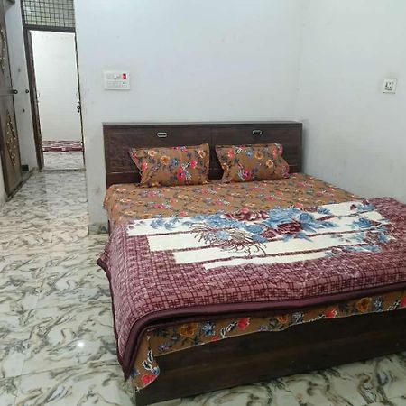 Om Home Stay Allāhābād Junction Екстериор снимка